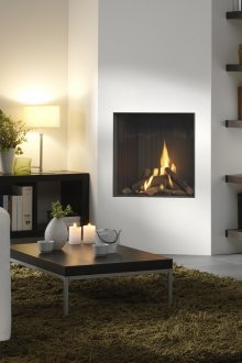 Γωνιακό τζάκι σε φωτεινό σαλόνι