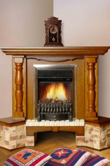 Γωνιακό τζάκι σε ξύλινο πλαίσιο