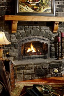 Γωνιακό πέτρινο τζάκι σε εξοχικό σπίτι