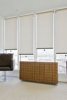 Ρολλά στο γαλλικό παράθυρο