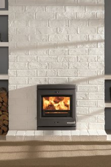 Κομψό τζάκι σε λευκό φόντο τούβλο