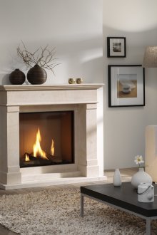 Όμορφο ενσωματωμένο τζάκι σε φωτεινό σαλόνι