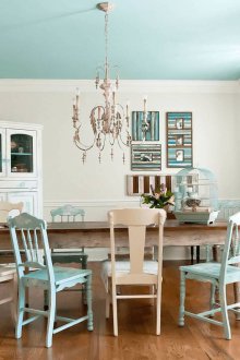 Μπλε οροφή στην τραπεζαρία