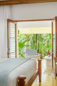 Ξύλινο κρεβάτι για καλοκαιρινή κατοικία