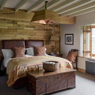 Δερμάτινο κρεβάτι για καλοκαιρινή κατοικία