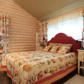 Κόκκινο κρεβάτι για καλοκαιρινή κατοικία