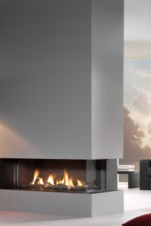 Μεγάλο διακοσμητικό τζάκι στον τοίχο