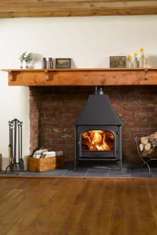 Αρχικό τζάκι σε μια θέση τούβλων