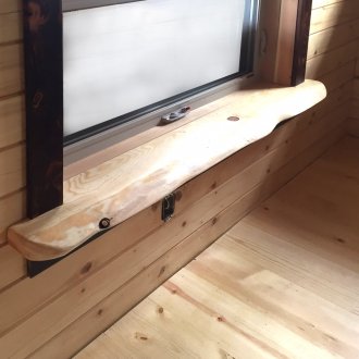 Ξύλινο περβάζι παραθύρου στο σπίτι