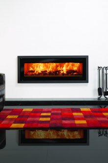 Οριζόντια ενσωματωμένο τζάκι στο ασπρόμαυρο σαλόνι