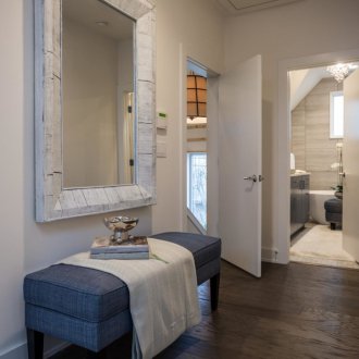 Ταπετσαρισμένο πάγκο στο διάδρομο