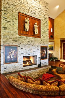 Πέτρινο τζάκι σε εξοχικό σπίτι