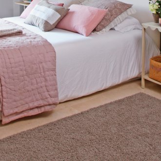 Μπεζ χαλί στην κρεβατοκάμαρα