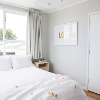 Μοβ χαλί στην κρεβατοκάμαρα