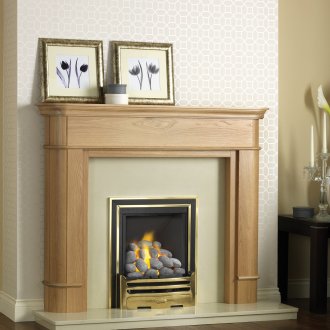 Μικρό τζάκι σε ξύλινο σκελετό στο σαλόνι