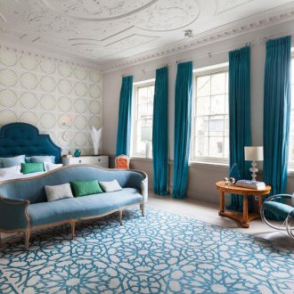 Μπλε χαλί στην κρεβατοκάμαρα