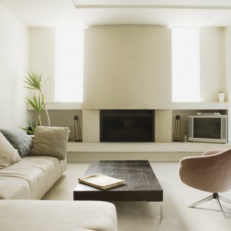 Οικολογικό τζάκι στο εσωτερικό του καθιστικού