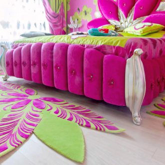 Ροζ χαλί στην κρεβατοκάμαρα