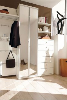 Λευκά έπιπλα στο διάδρομο