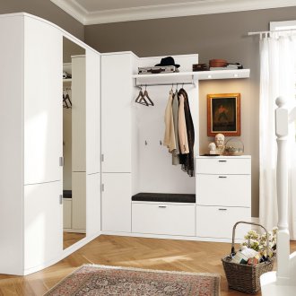 Λευκή ντουλάπα στο διάδρομο