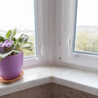 Παράθυρο περβάζι στο μπαλκόνι