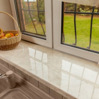 Μπεζ περβάζι παραθύρου