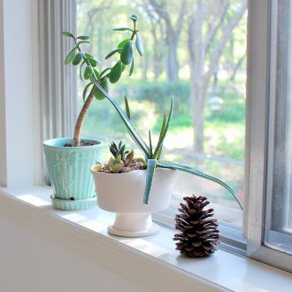 Διακοσμητική επικάλυψη σε ξύλινο περβάζι παραθύρου