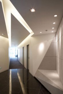 Κατακόρυφη οροφή στο διάδρομο