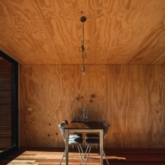 Techo de madera contrachapada en una casa privada