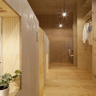 Ξύλινη οροφή στο διαμέρισμα