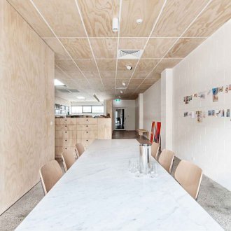 Ξύλινη οροφή στην τραπεζαρία