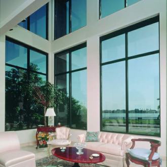 Αντηλιακά στα παράθυρα του σπιτιού