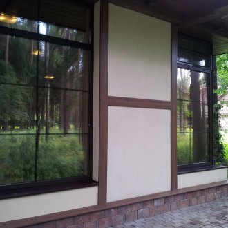 Κολλήστε τα αντηλιακά στα παράθυρα