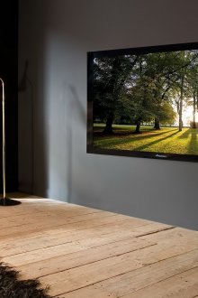 Γκρι ταπετσαρία στο σαλόνι