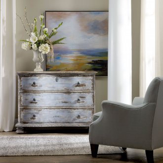 Dresser στο στυλ του shabby κομψό στο σαλόνι