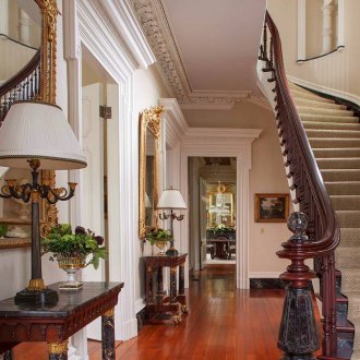 Φυσική πέτρα στο διάδρομο σε κλασικό στιλ