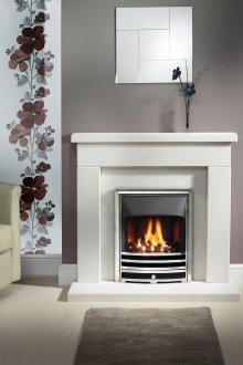 Ένας συνδυασμός σκούρο γκρι και floral ταπετσαρία στο σαλόνι