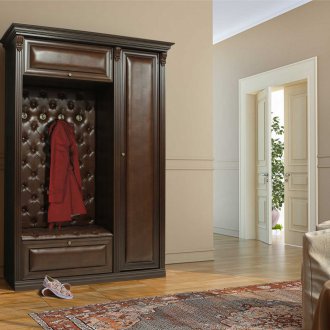 Έπιπλα με δερμάτινη επένδυση σε κλασικό διάδρομο