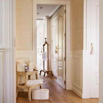 Πάνελ τοίχου σε ένα κλασικό διάδρομο