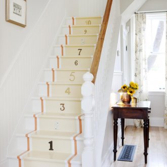 Σκαλισμένα έπιπλα σε κλασικό διάδρομο