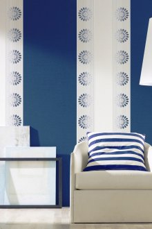 Ο συνδυασμός λευκής και μπλε ταπετσαρίας στο σαλόνι