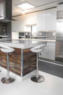 Τραπέζι μπαρ με στυλ σοφίτας