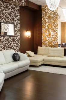 Ο συνδυασμός απλών και μοτίβο ταπετσαρίας