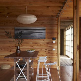 Τραπέζι μπαρ με ράφια