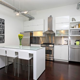 Γυάλινο τραπέζι