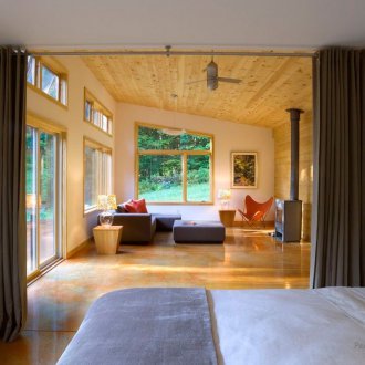 Παράθυρα χωρίς κουρτίνες στο σπίτι