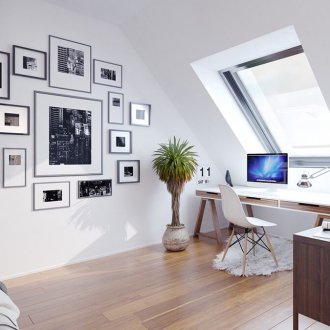 Παράθυρο χωρίς κουρτίνες στη σοφίτα