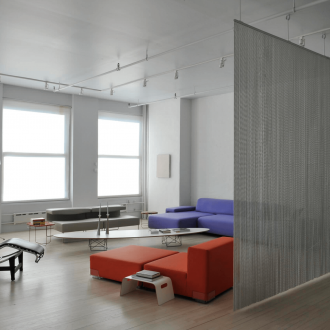 Παράθυρο χωρίς κουρτίνες στο στυλ του μινιμαλισμού.