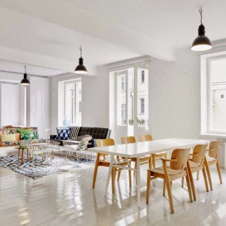 Παράθυρα χωρίς κουρτίνες σε διαμέρισμα στούντιο