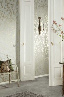 Στερεά λαμπερά ταπετσαρία και ταπετσαρία με λουλούδια στο σαλόνι